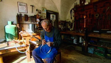 Martin Nössing in seiner Werkstatt | Bild: BR