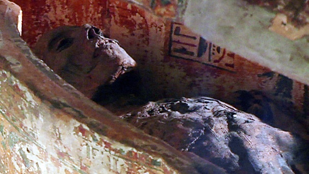 Eine Mumie im offenen Sarkophag | Bild: BR
