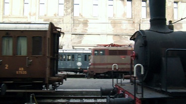 Lokomotiven und Waggons im Museum | Bild: BR