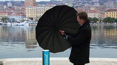 Andrija Čolak mit intelligentem Regenschirm | Bild: BR