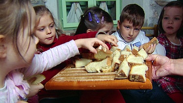 Kinder essen frisches Brot | Bild: BR