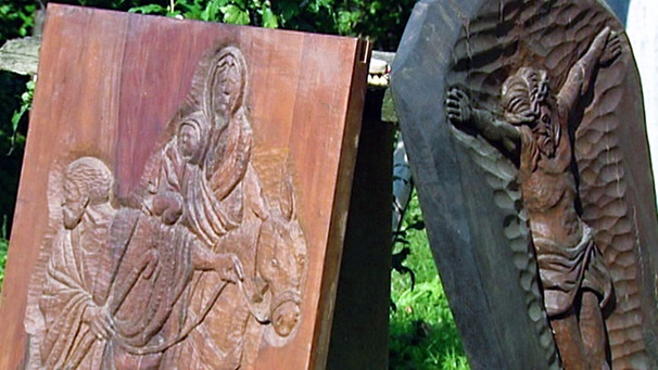 Holzschnitzarbeiten mit christlichen Motiven | Bild: BR