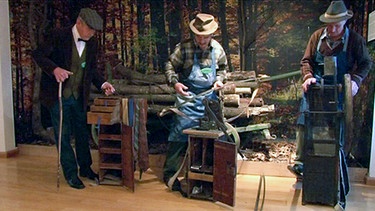 Drei Figuren im Museum in Szenen typischer Waldarbeiten | Bild: BR