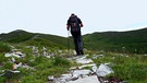 Ein Wanderer auf einem Bergweg | Bild: BR