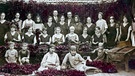 Ein altes koloriertes Foto einer großen Familie mit Paprikas | Bild: BR
