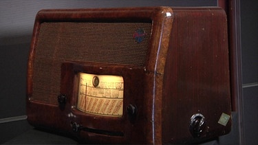 Ein altes Radiogerät in einem Holzgehäuse | Bild: BR
