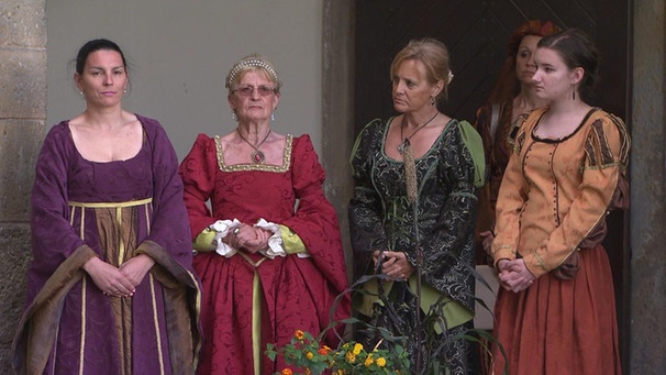 Vier Frauen in mittelalterlichen Kleidern | Bild: BR