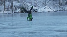  Ice-Freestyler Patrick Brunold macht einen Kopfstand auf dem Eis | Bild: BR