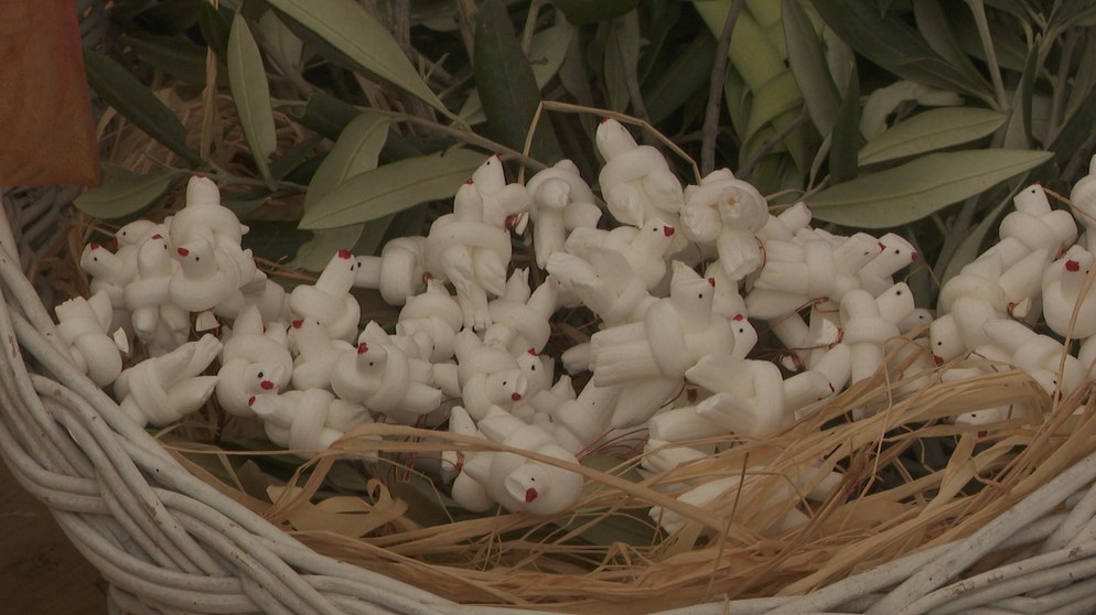 Weiße Tauben aus Feigenbaumherzen  | Bild: BR