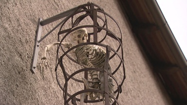 Ein Skelett in einem Metallkäfig | Bild: BR