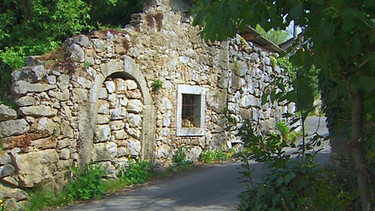 Ein altes Haus aus Kalkstein | Bild: BR