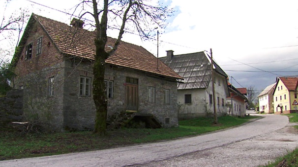 Häuser an einer Straße im Dorf Trava | Bild: BR