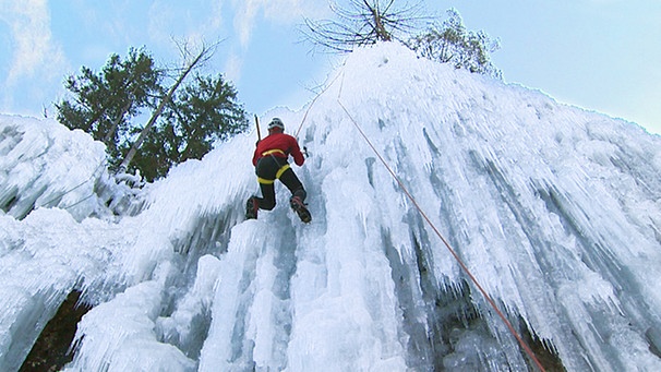 Ein Kletterer an einem vereisten Wasserfall | Bild: BR