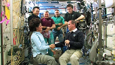 Williams mit Astronauten in der Raumstation | Bild: BR