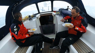 Miran Tepeš und Mile Vilar beim Essen im Boot | Bild: BR