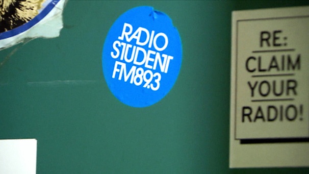 Ein Aufkleber von Radio Student | Bild: BR