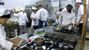 Schüler und Lehrer in der Küche | Bild: BR