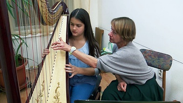 Mariann Patkós beim Harfenunterricht | Bild: BR
