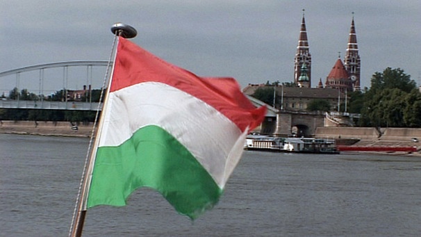 Die ungarische Flagge an einem Schiff | Bild: BR