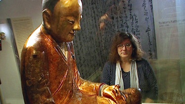 Ildikó Szikossy und eine Buddhamumie | Bild: BR