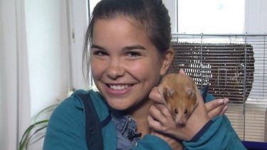 Hamster | Anna kuschelt mit einem Hamster | Bild: BR | Text und Bild Medienproduktion GmbH & Co. KG