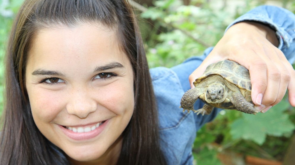 Schildkröte | Anna hält eine Schildkröte hoch | Bild: BR | Text und Bild Medienproduktion GmbH & Co.KG