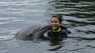 Wie pupst der Delfin? / Ein Küsschen von einem Delfin? Damit hätte Anna wirklich nicht gerechnet. | Bild: BR/Text und Bild Medienproduktion GmbH & Co.KG