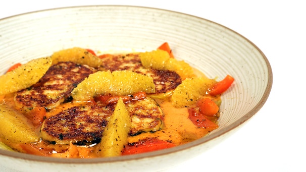 Grillkäse mit Curry-Orangen und Paprika-Vinaigrette.
| Bild: BR / Frank Johne