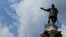 Kaiser Augustus thront über „seinem“ Brunnen | Bild: BR