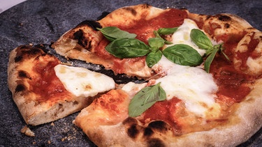 Pizza Margherita vom Grill. | Bild: BR / Frank Johne