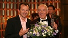 Von links: Willy Astor (Laudator) und Dieter Hallervorden (Ehrenpreis). | Bild: BR/Foto Sessner
