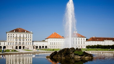 Frontansicht Schloss Nymphenburg in München mit sprudelnder Fontäne | Bild: picture alliance / imageBROKER | Ferdinand Hollweck