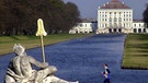 Ein Jogger läuft am Neptunbrunnen im Park von Schloss Nymphenburg vorbei. | Bild: picture-alliance / dpa | Matthias Schrader