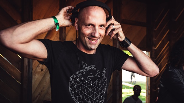 Festivalbetreiber Georg Smyka am DJ-Pult | Bild: BR/Maximus Film GmbH/Dominik Sieg