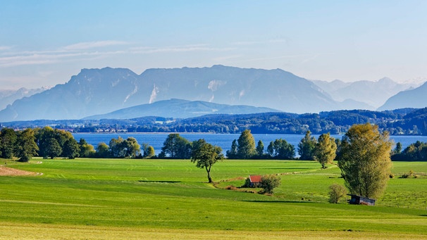 Waginger See mit Untersberg im Hintergrund. | Bild: picture alliance / Westend61 | Martin Siepmann