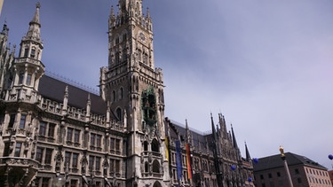 Das Münchner Rathaus dominiert die Optik des darunter liegenden Marienplatzes. Im Vergleich nimmt sich die Mariensäule geradezu winzig aus. Dabei ist die Säule immerhin 14 Meter hoch. | Bild: BR