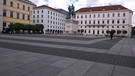 Seit 1949 ist im "Palais Ludwig Ferdinand" (weißes Gebäude hinten) die Konzernzentrale von Siemens. Davor eine Reiterstatue von Bayerns Kurfürst Maximlian I. Alles zu finden auf dem Wittelsbacher Platz. | Bild: BR