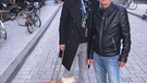 Die Band "Münchener Freiheit" heißt so, weil ihr kreativer und persönlicher Mittelpunkt damals 1980 bei Bandgründung der Platz Münchner Freiheit war. 40 Jahre später macht die Band weiter erfolgreich Musik – auf dem Foto sind Keyboarder Alex (Gründungsmitglied, rechts) und Sänger Tim mit seinem Hund Seppi. | Bild: BR