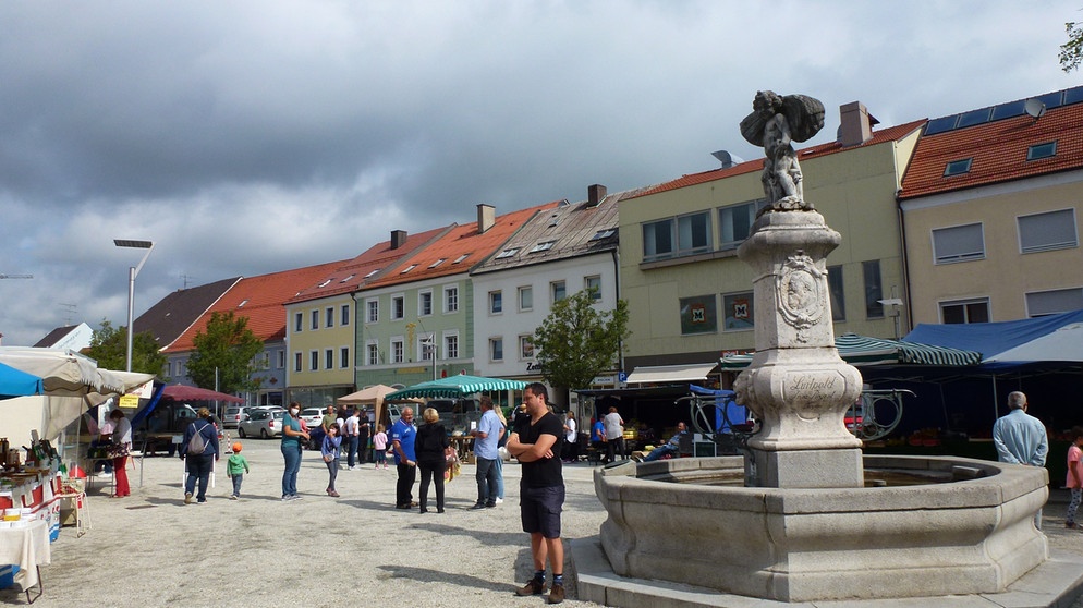 Am Stadtplatz von Osterhofen ist am Montagvormittag Wochenmarkt. Da geht die Woche gut los. | Bild: BR