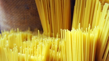 Spaghetti auf einem Tisch | Bild: picture-alliance/dpa