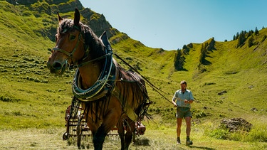 Bäne, Bergmensch der Staffel 11, mit Pferde auf der Alpe | Bild: BR/Luis Trautmann