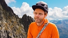 Julian aus der Bergmenschen Staffel 9 mit Kletterhelm und Cap vor einer Felswand (Montage) | Bild: BR/Luis Trautmann