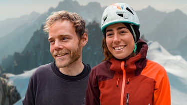 Anna und Julian aus der Bergmenschen Staffel 9 vor verschneitem Berg (Montage) | Bild: BR/Luis Trautmann