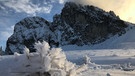 Bergmassiv, im Vordergrund Schnee und Raureif | Bild: BR/Kilian Neuwert
