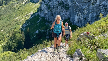 Zwei Wanderer (Angela Schult und Michael Düchs) auf einem Bergweg  | Bild: BR