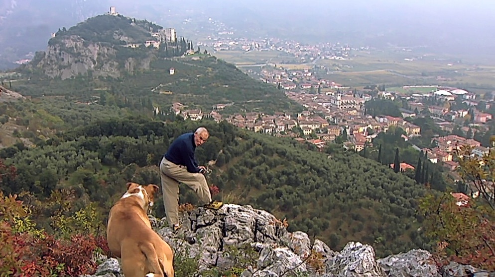 Hans Martin Götz mit Hund auf einem Felsen über Arco | Bild: BR