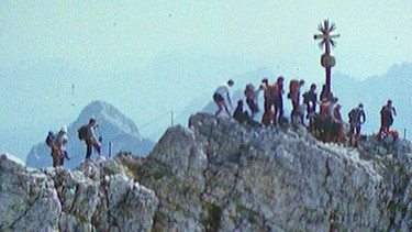 Wanderer-Stau am Zugspitzgipfel - Screenshot aus Filmmaterial | Bild: BR