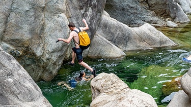 Wassersportler springt in eine Schlucht | Bild: BR/Thomas März