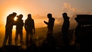 Fünf Bergsteiger im Gegenlicht vor Bergkulisse | Bild: DAV/Silvan Metz