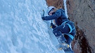 Elena Blume klettert in einer  Eiswand  | Bild: BR/Lukas Pilz
